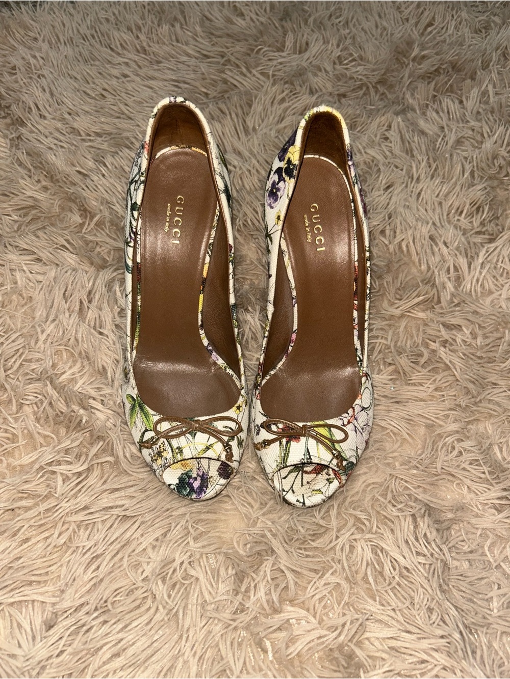 Gucci White Canvas Flora Print Heels size 37